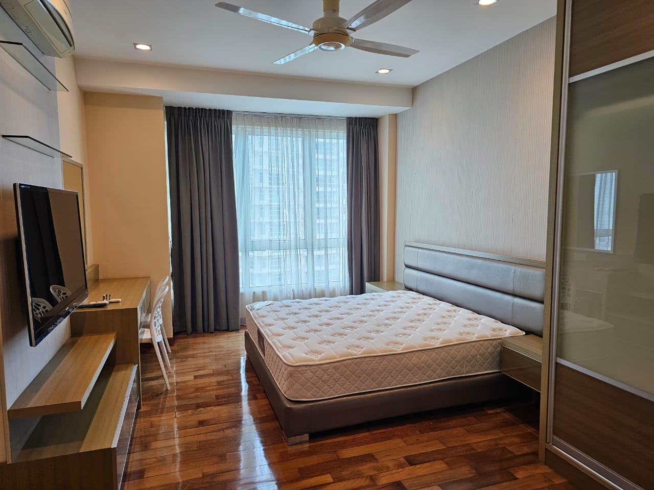 Gurney Paragon Condominium For Rent