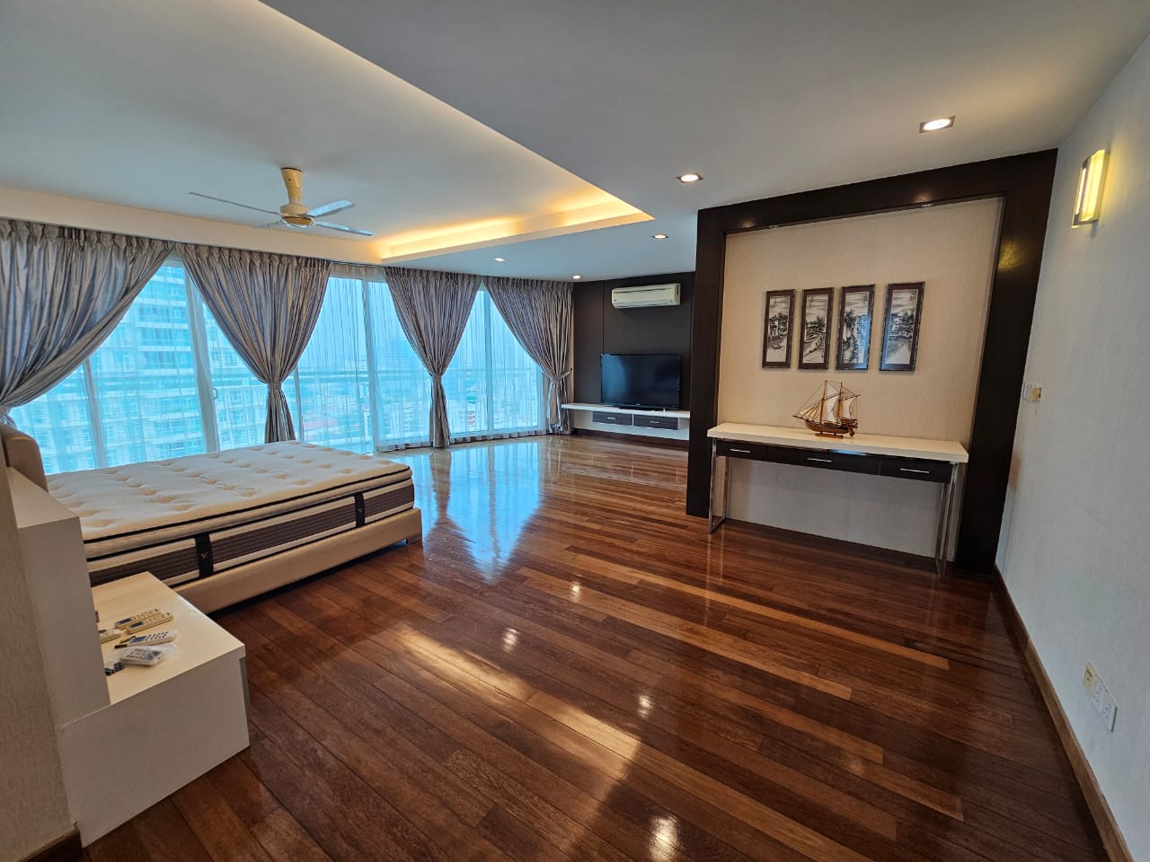 Gurney Paragon Condominium For Rent