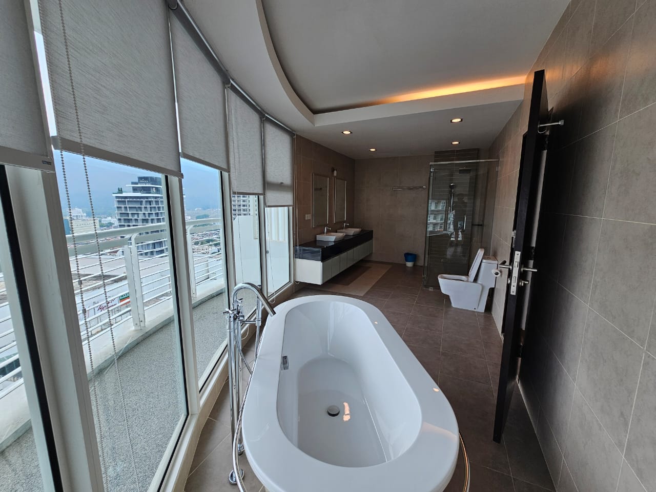 Gurney Paragon Condominium For Rent