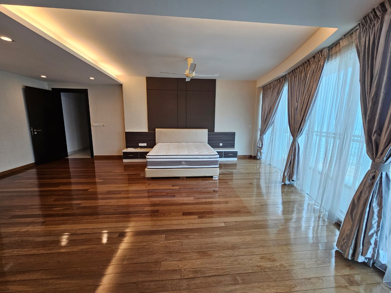 Gurney Paragon Condominium For Rent