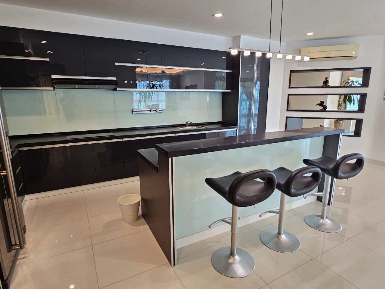 Gurney Paragon Condominium For Rent