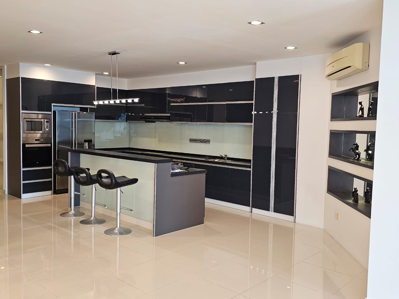 Gurney Paragon Condominium For Rent