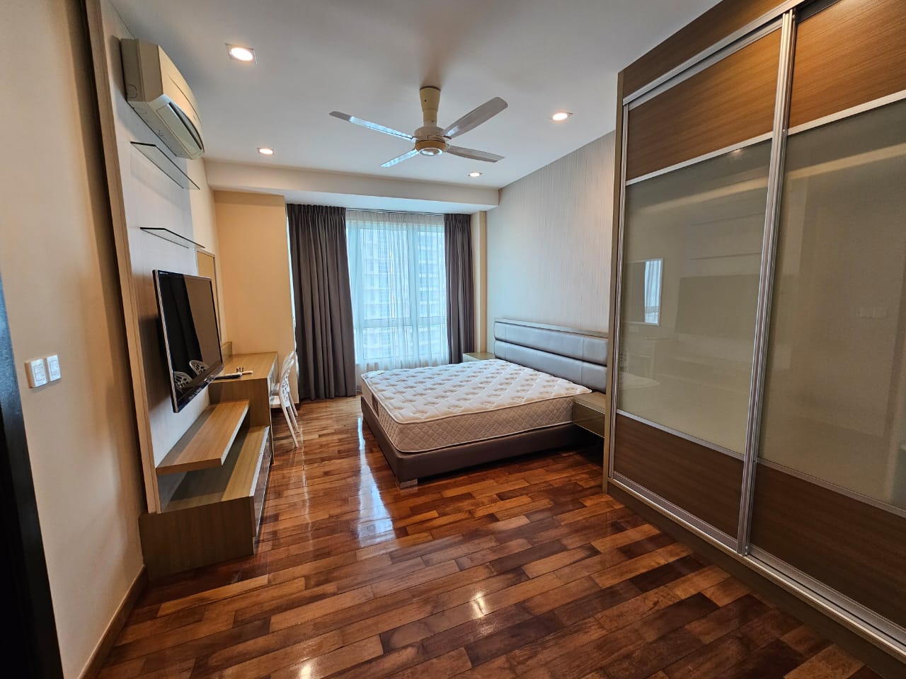 Gurney Paragon Condominium For Sale