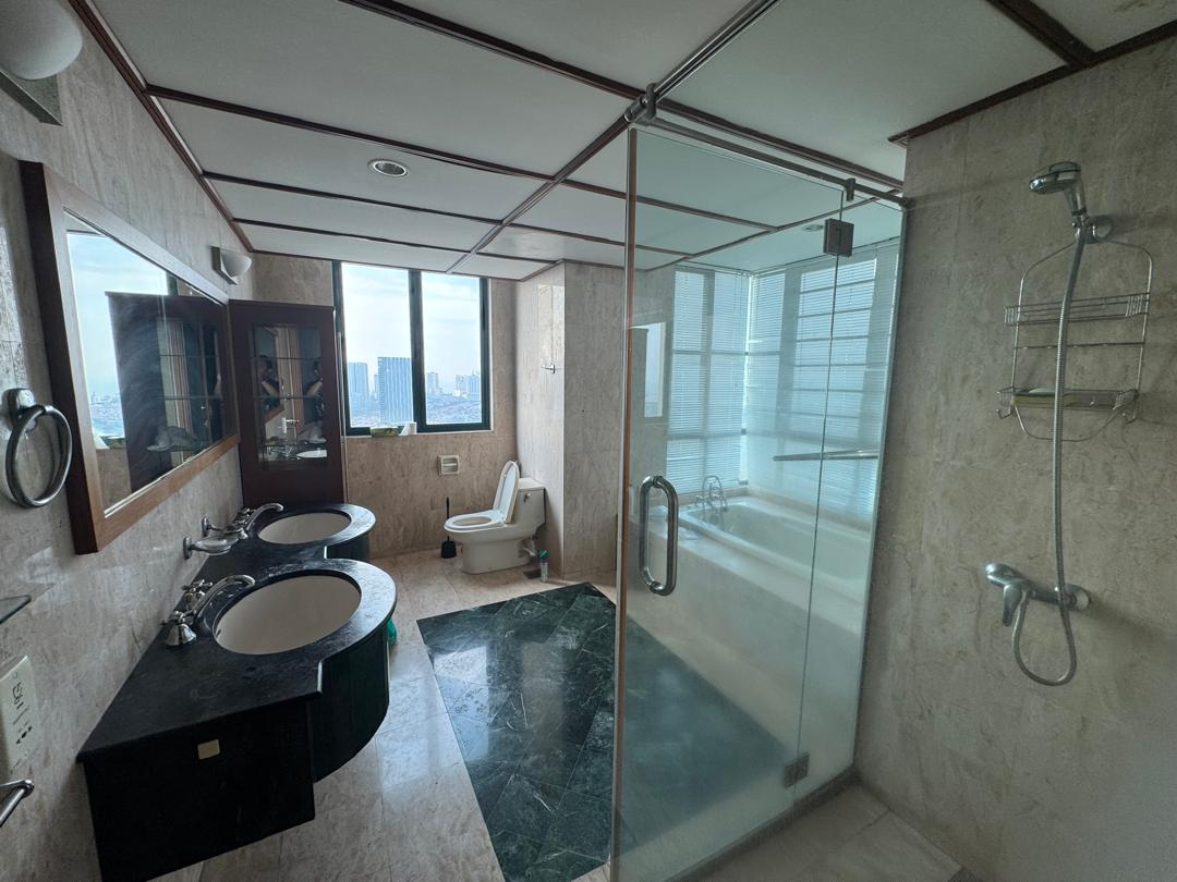 The Rengency Condominium For Rent