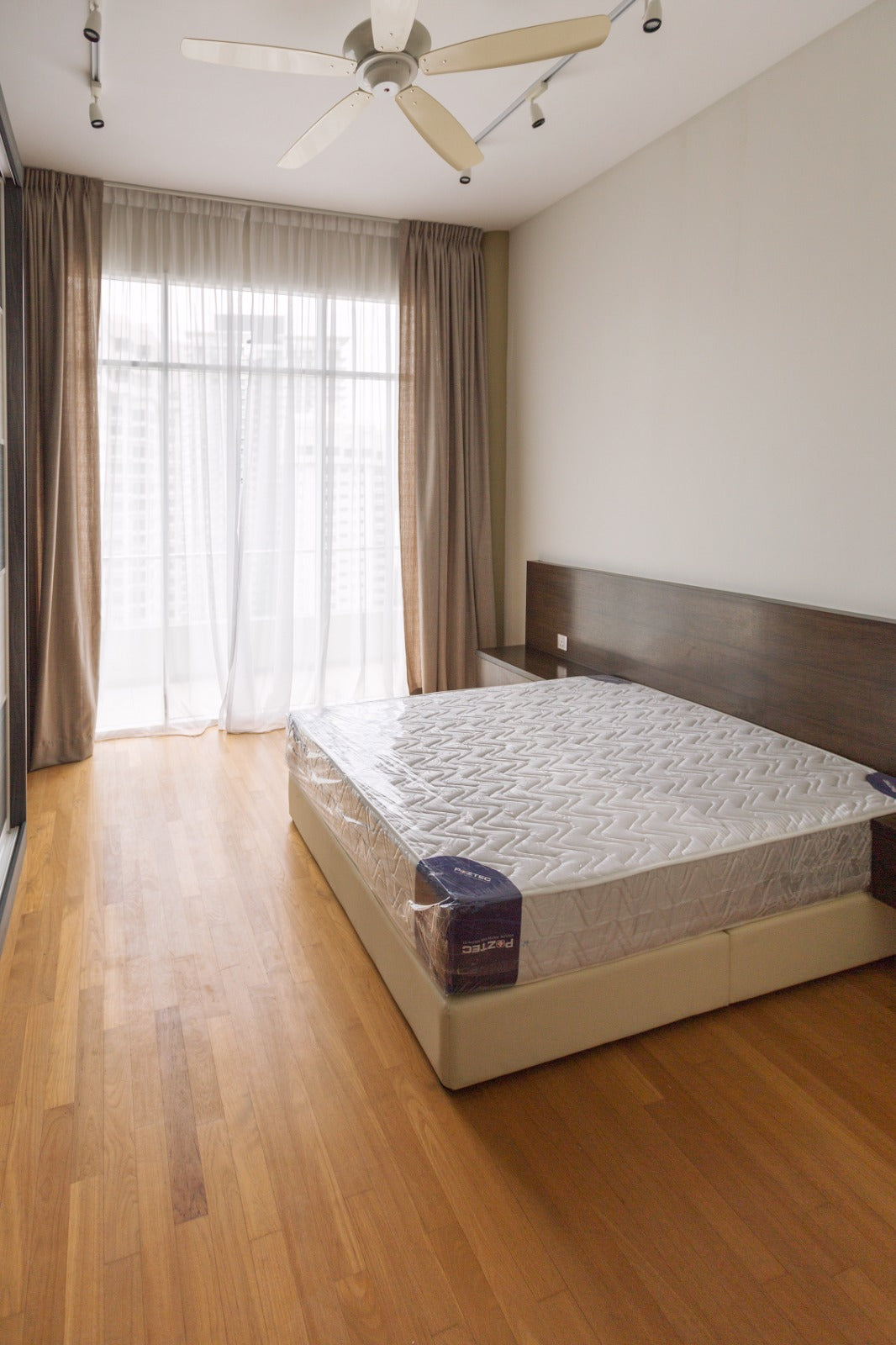 8 Gurney (The Shore Condominium) For Sale