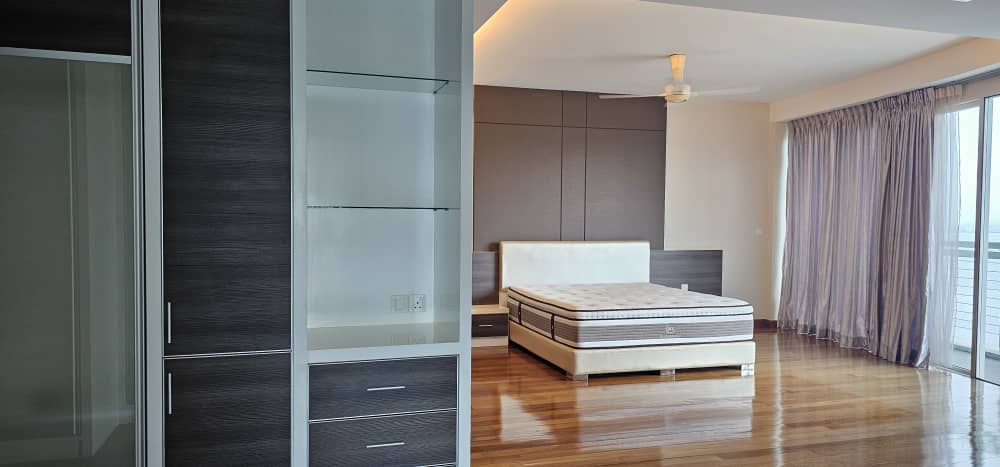 Gurney Paragon Condominium For Sale