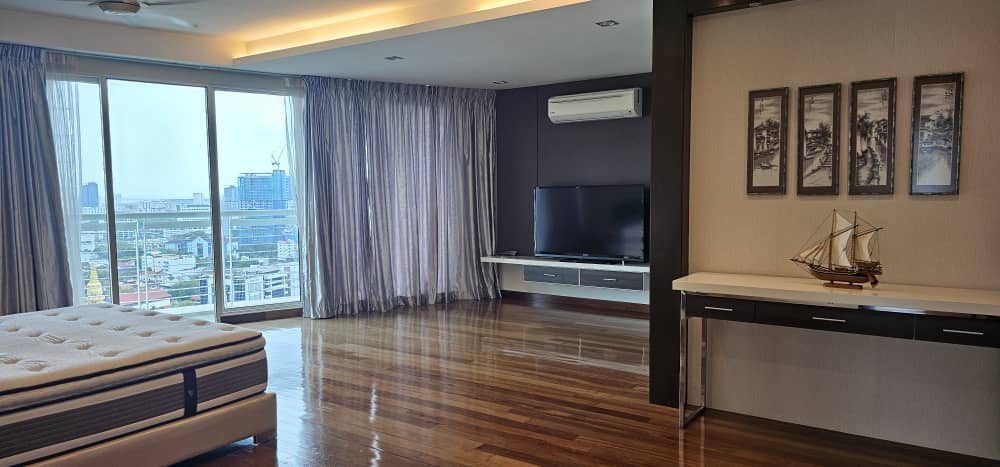 Gurney Paragon Condominium For Sale