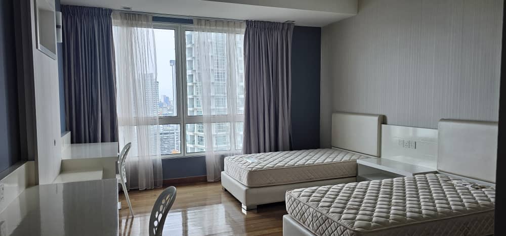 Gurney Paragon Condominium For Sale