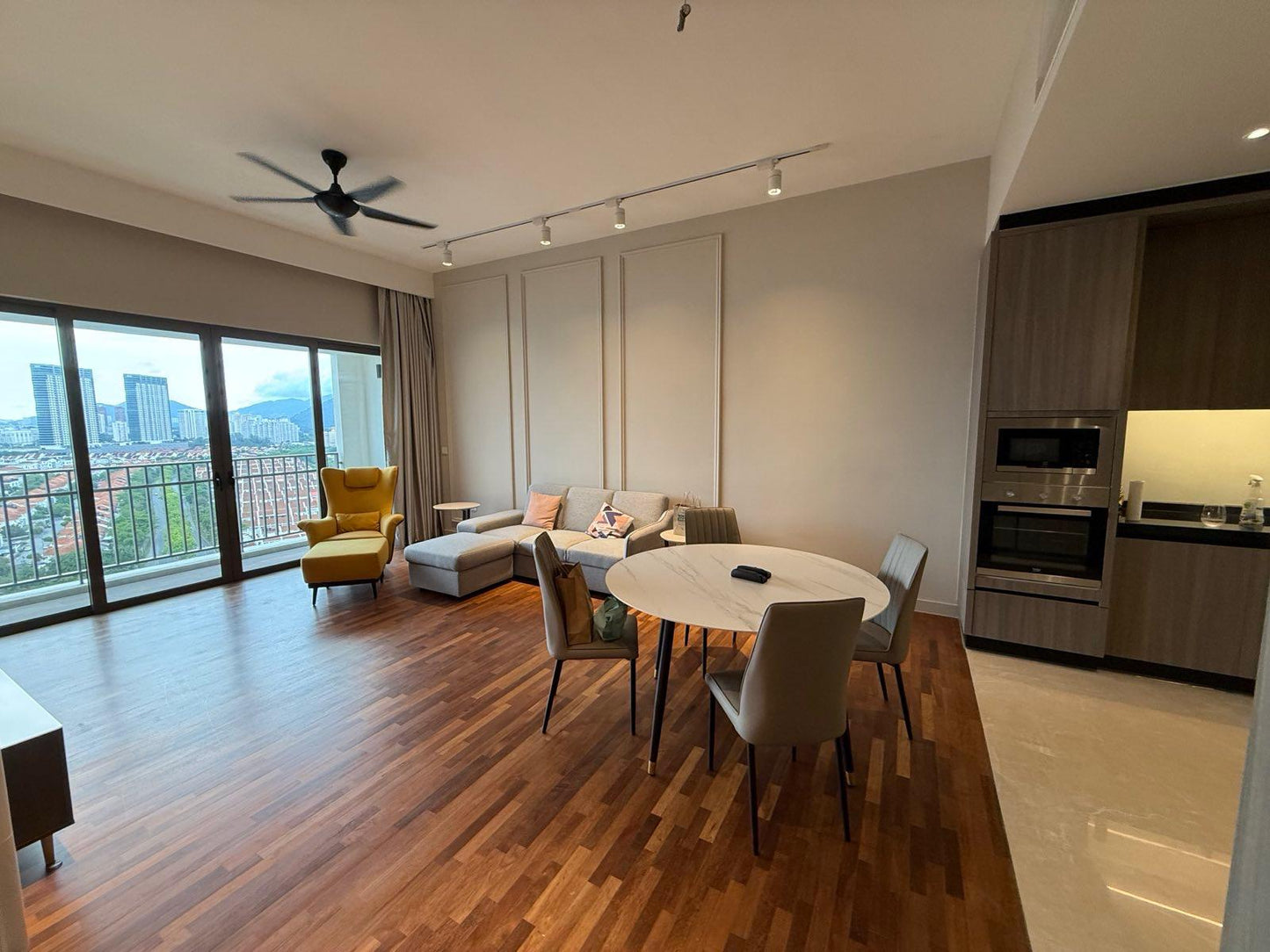 Straits Residences Condominium For Sale