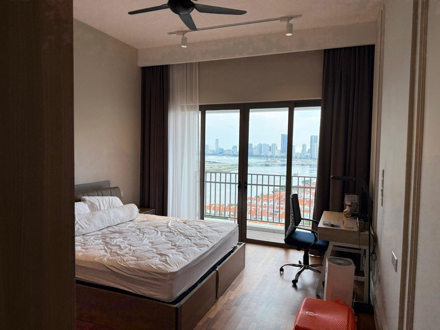 Straits Residences Condominium For Sale