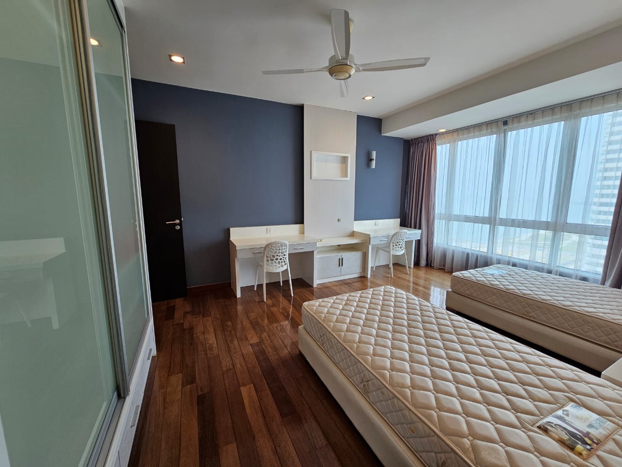 Gurney Paragon Condominium For Rent