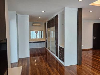 Gurney Paragon Condominium For Rent