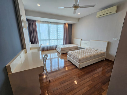 Gurney Paragon Condominium For Rent