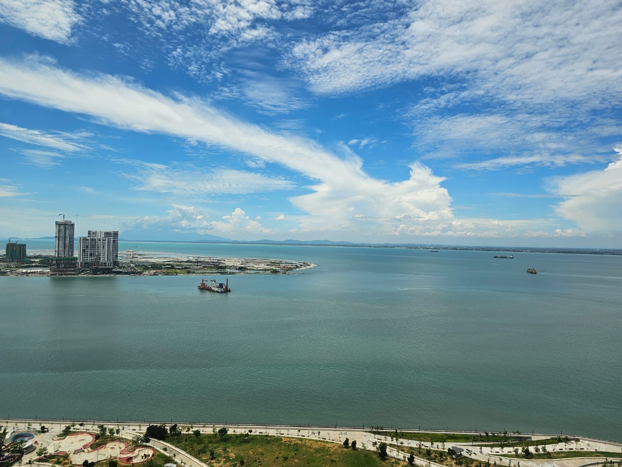 Gurney Beach Resort Condominium For Sale | 2700sqft | 3+1R3B | RM870.37psf