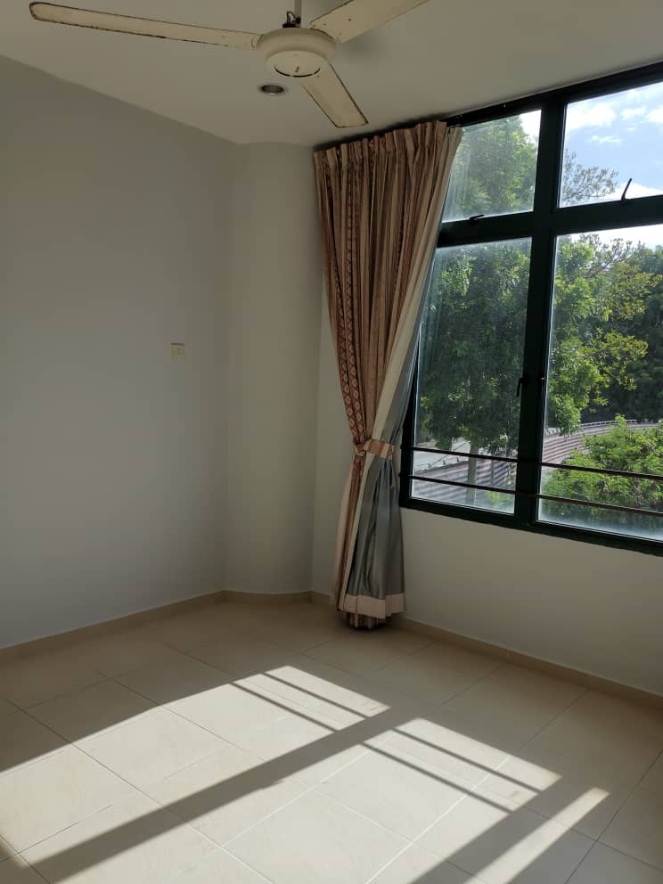 Sri Golden Bay Condominium For Sale | 2300sqft | 3+1R4B | RM826.09psf