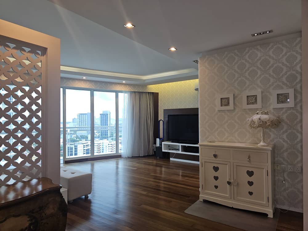 Gurney Paragon Condominium For Rent