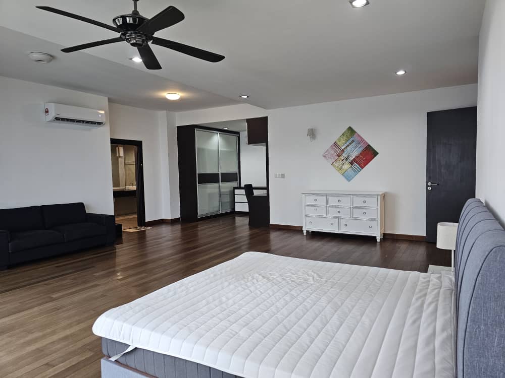 Gurney Paragon Condominium For Sale