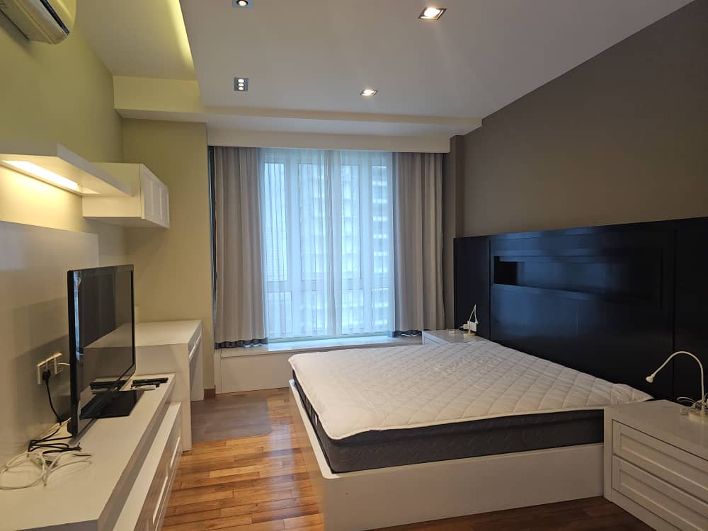 Gurney Paragon Condominium For Rent