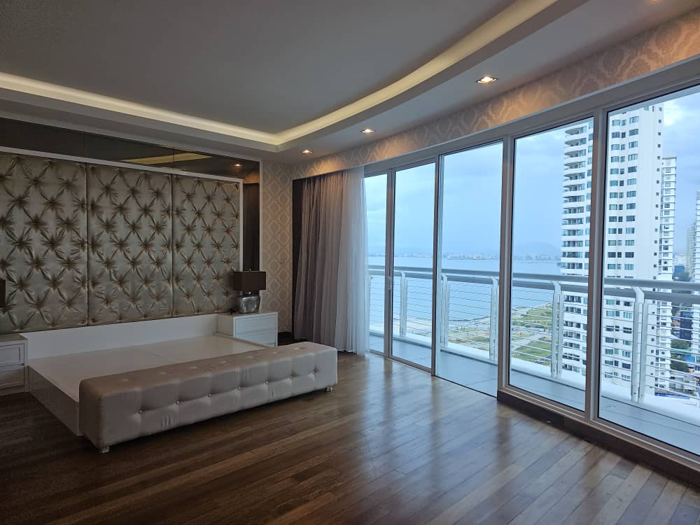 Gurney Paragon Condominium For Rent