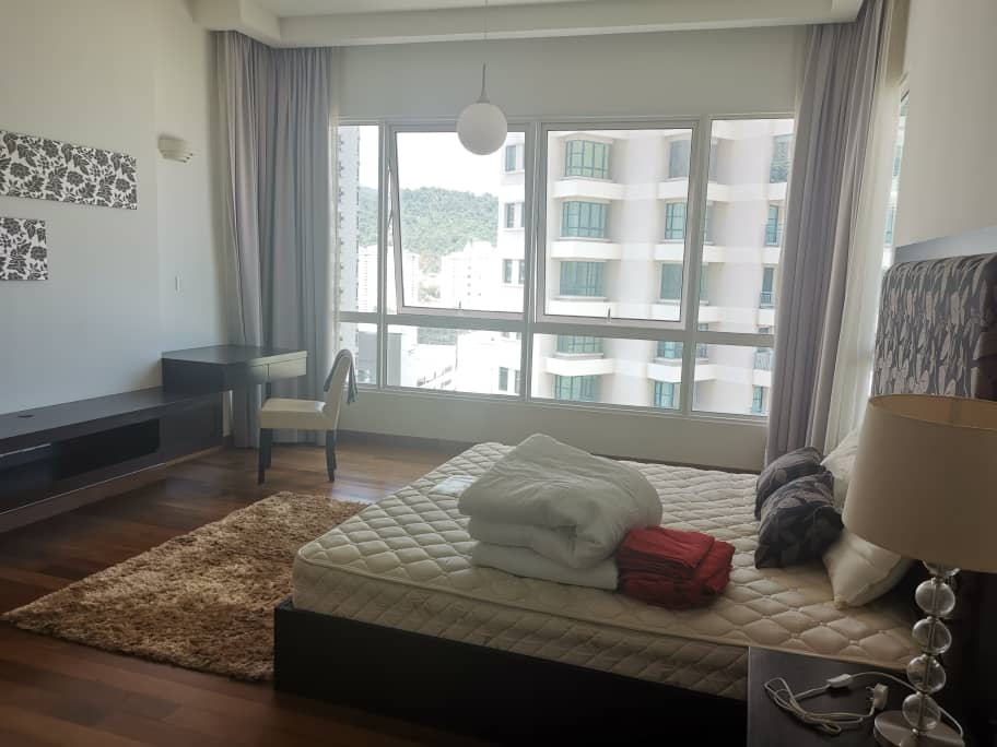 Gurney Paragon Condominium For Sale 